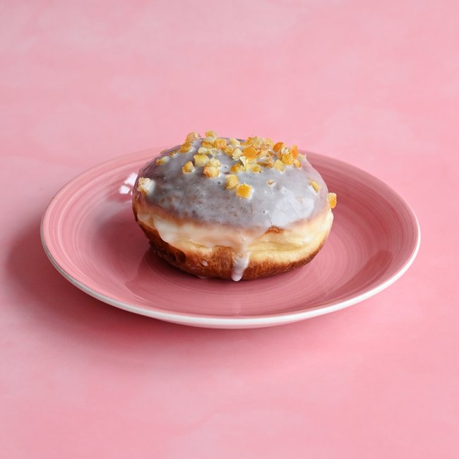 Pączek ze śliwką,różą, toffi, czekoladą, ajerkoniakiem, kokosem, śmietaną i jagodą