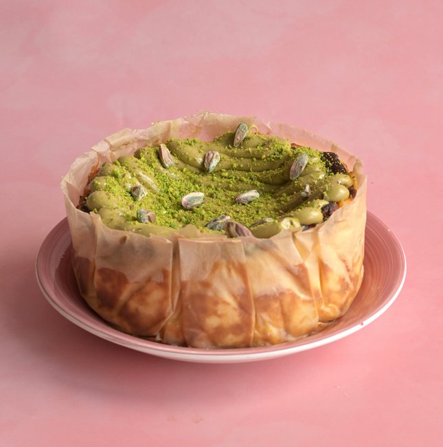 Sernik baskijski z pistacją