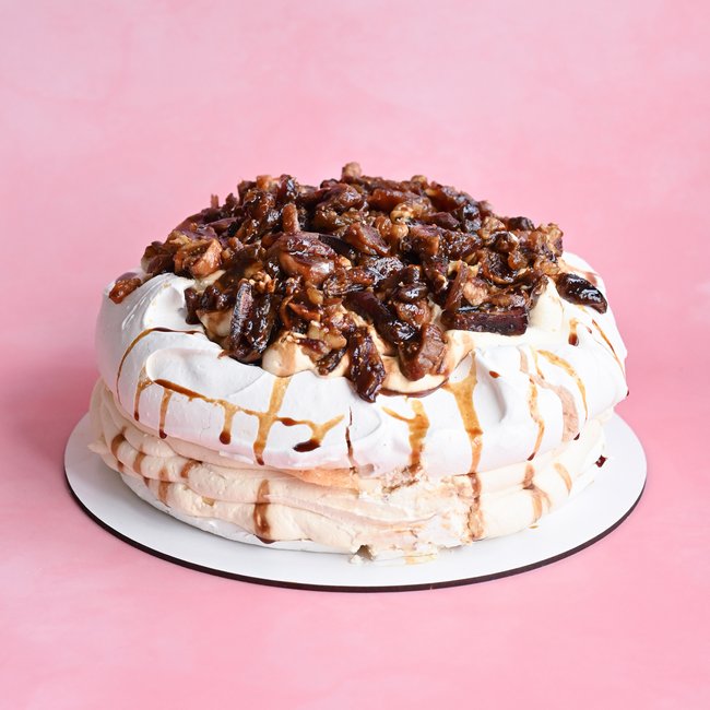 Tort bezowy z karmelem i daktylami